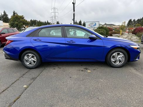 Certified 2025 Hyundai Elantra SE FWD image 8