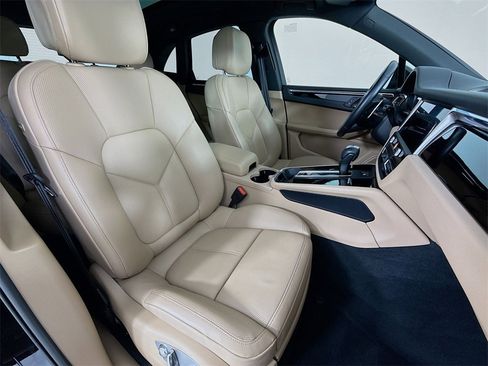 Used 2025 Porsche Macan image 30