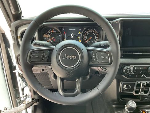 New 2025 Jeep Gladiator Sport image 17