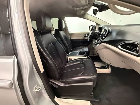 Used 2024 Chrysler Pacifica Touring-L image 13