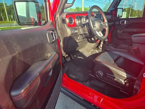 Used 2022 Jeep Wrangler Unlimited Rubicon w/ Xtreme Recon 35" Tire Package AWD/4WD image 6