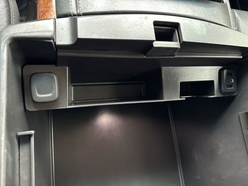 Used 2018 Chevrolet Suburban Premier image 32