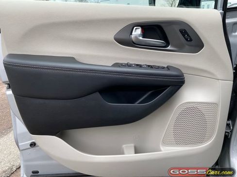 Certified 2024 Chrysler Pacifica Touring-L image 23