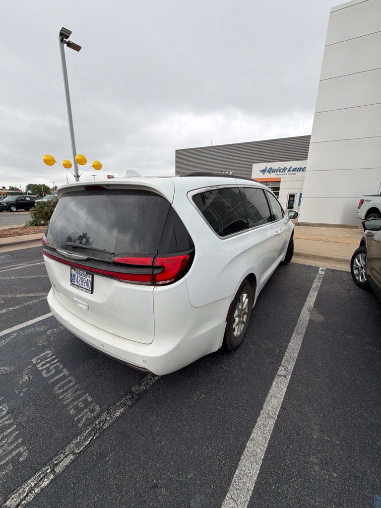 Used 2022 Chrysler Pacifica Touring-L FWD image 3