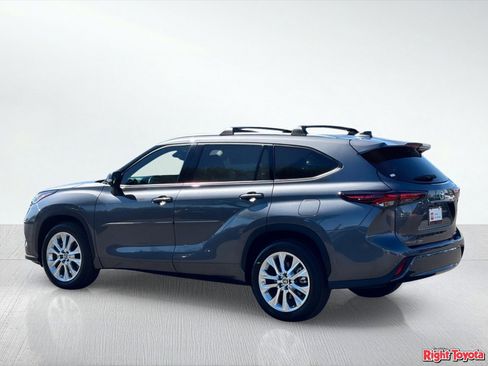 Certified 2024 Toyota Highlander Limited FWD image 4