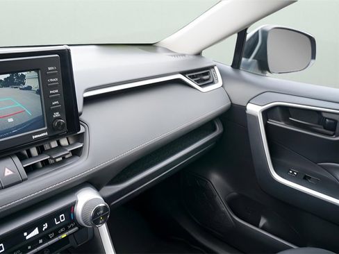 Used 2021 Toyota RAV4 LE image 26