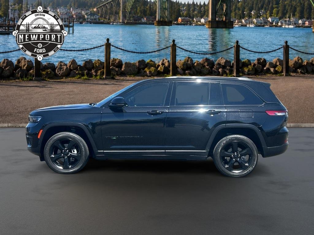 Used 2023 Jeep Grand Cherokee Altitude AWD/4WD image 5