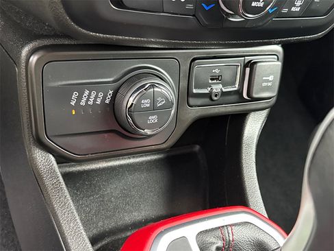 Used 2021 Jeep Renegade Trailhawk image 31