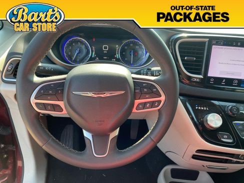 Used 2022 Chrysler Pacifica Touring-L FWD image 26