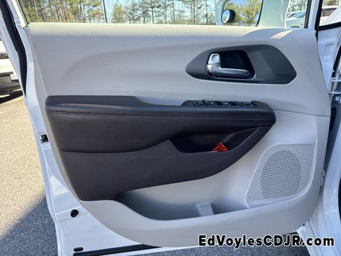 Used 2019 Chrysler Pacifica Touring-L image 13