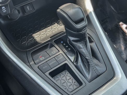 Certified 2021 Toyota RAV4 XLE w/ Carpet Mat Package (TMS) FWD image 19