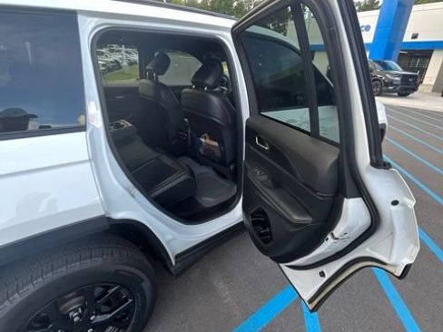 Used 2024 Jeep Grand Cherokee Altitude RWD image 11