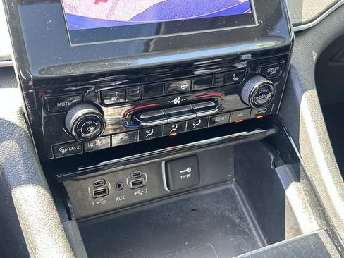 Used 2023 Jeep Grand Cherokee Laredo w/ Luxury Tech Group I AWD/4WD image 23