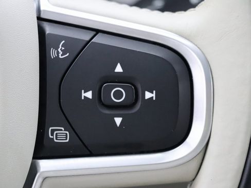 Used 2018 Volvo XC60 T6 Momentum w/ Vision Package image 14