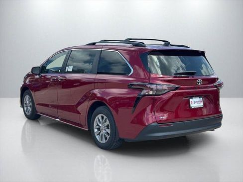Certified 2026 Toyota Sienna XLE FWD image 7