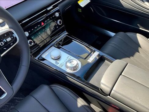 Used 2025 Genesis G80 2.5T image 8