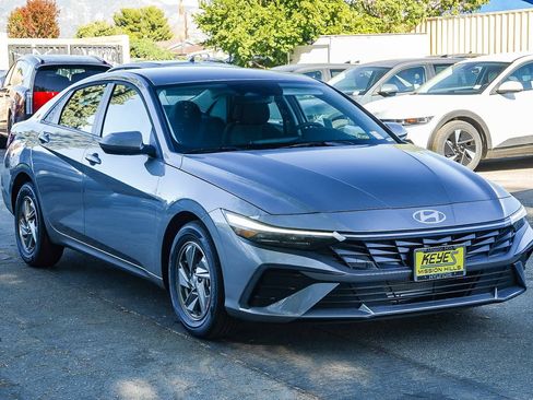 New 2026 Hyundai Elantra SE image 3