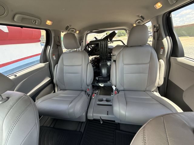 Used 2019 Toyota Sienna XLE FWD image 22
