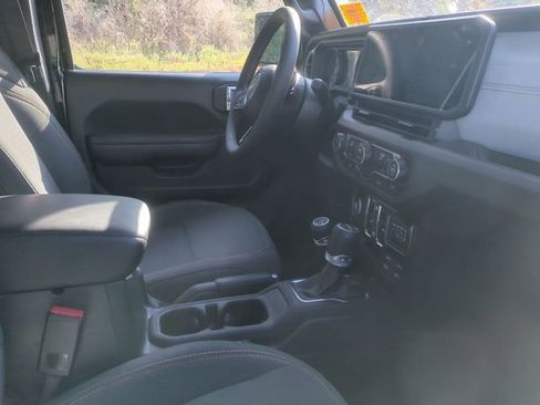 Used 2024 Jeep Gladiator Sport AWD/4WD image 8