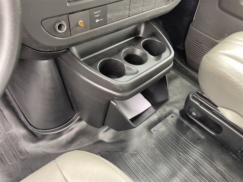 Used 2010 Chevrolet Express 2500 image 27