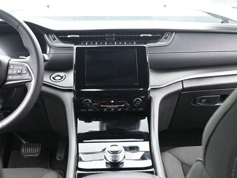 Used 2025 Jeep Grand Cherokee Laredo AWD/4WD image 25