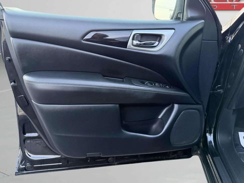Used 2018 Nissan Pathfinder SV image 13