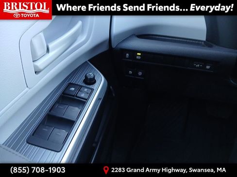 Used 2025 Toyota Sienna LE image 19