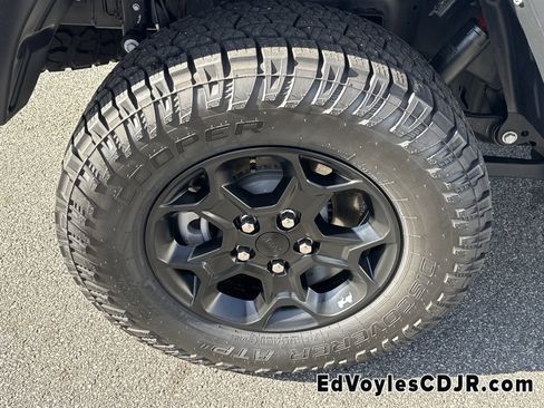 Used 2023 Jeep Gladiator Willys image 21