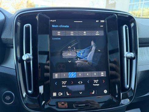 Used 2023 Volvo XC40 B5 Plus image 25