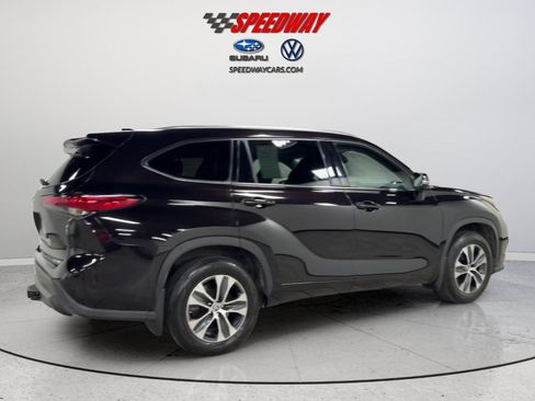 Used 2021 Toyota Highlander XLE AWD/4WD image 5
