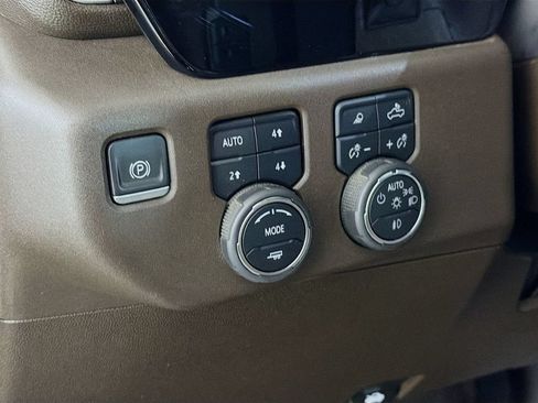 Used 2022 Chevrolet Silverado 1500 LT Trail Boss w/ LT Trail Boss Premium Package AWD/4WD image 11