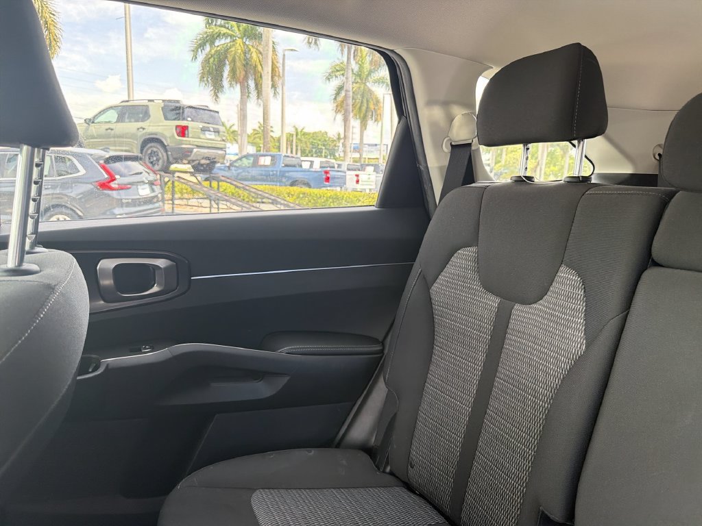 Used 2023 Kia Sorento LX FWD image 11