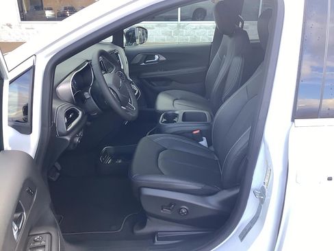 New 2026 Chrysler Pacifica Select image 11