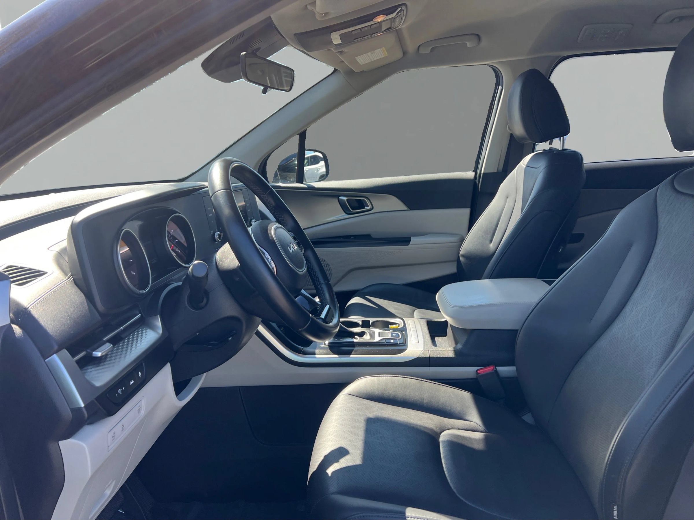 Used 2022 Kia Carnival LX FWD image 9