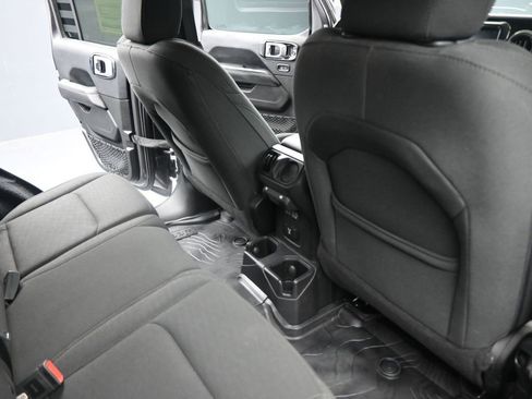 Used 2018 Jeep Wrangler Unlimited Sahara image 18