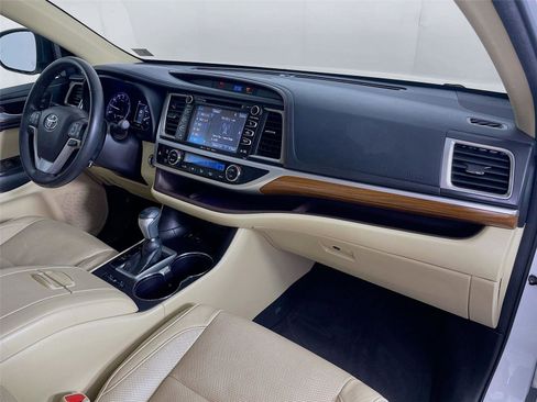 Used 2018 Toyota Highlander Limited FWD image 32