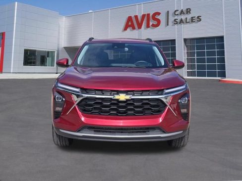 Used 2025 Chevrolet Trax LT w/ LT Convenience Package FWD image 2