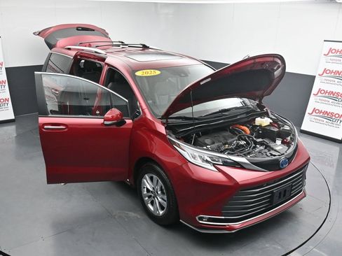 Used 2025 Toyota Sienna Limited image 43
