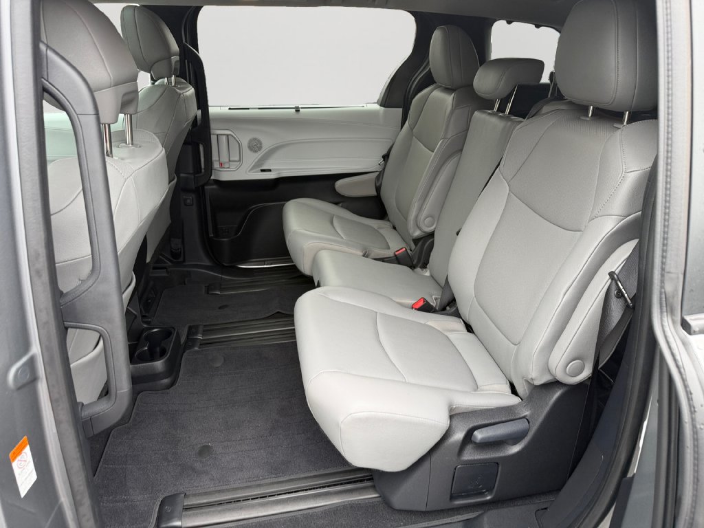 Used 2026 Toyota Sienna XLE FWD image 15