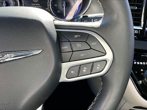 Used 2024 Chrysler Pacifica Touring-L image 11