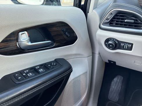 Used 2023 Chrysler Pacifica Limited FWD image 41