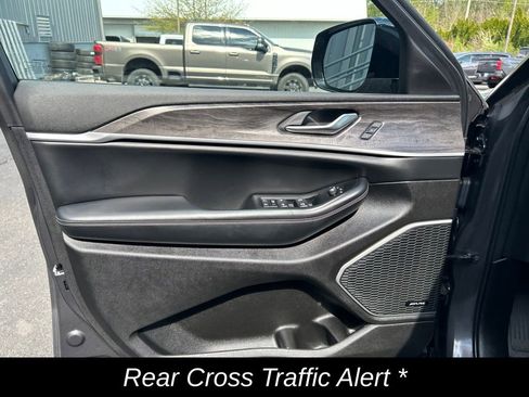 Used 2023 Jeep Grand Cherokee 4WD 4xe image 14