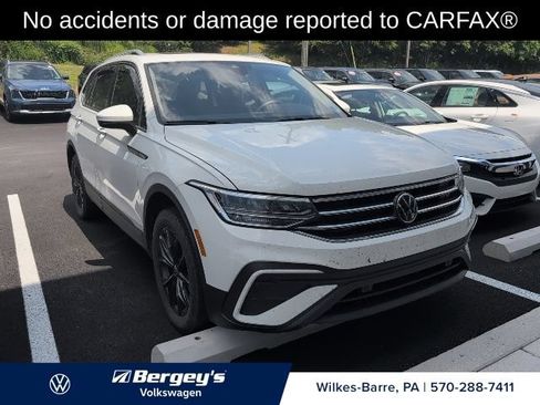 Used 2024 Volkswagen Tiguan SE w/ Panoramic Sunroof Package AWD/4WD image 2