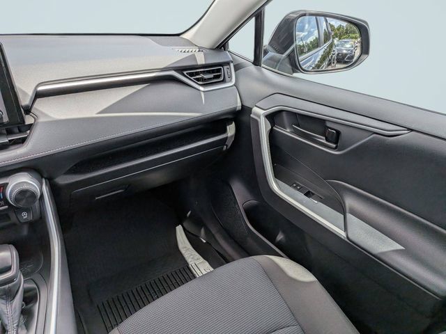 Used 2021 Toyota RAV4 LE AWD/4WD image 16