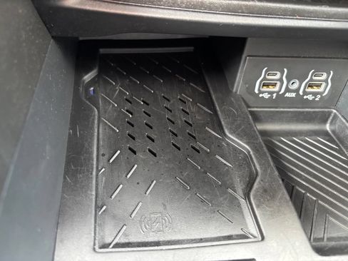 Used 2025 Chrysler Pacifica Limited FWD image 35