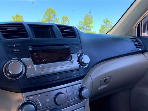 Used 2012 Toyota Highlander FWD w/ Tech Pkg image 34