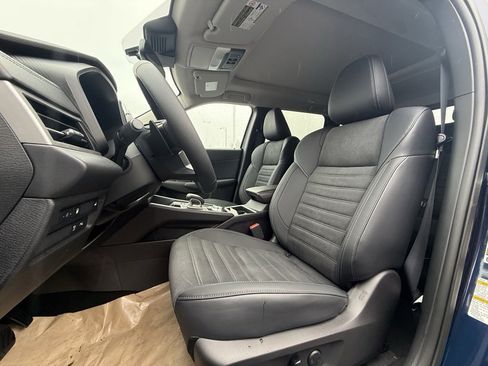 Used 2025 Mitsubishi Outlander SE image 10