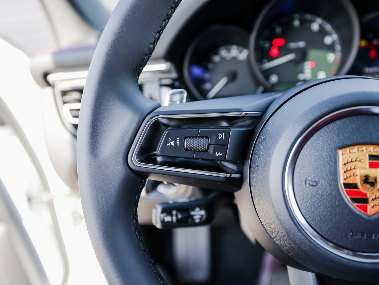 Certified 2026 Porsche Macan AWD/4WD image 17
