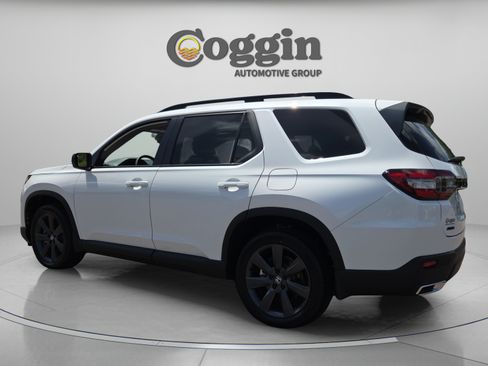Used 2025 Honda Pilot Sport image 3
