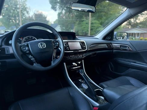 Used 2017 Honda Accord EX image 10